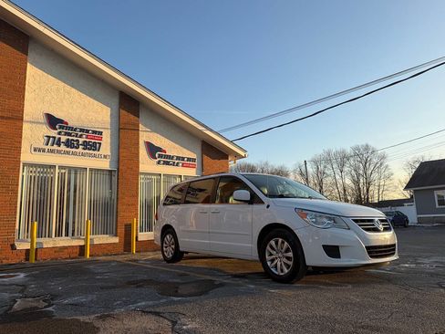 Used 2013 Volkswagen Routan SE image 4