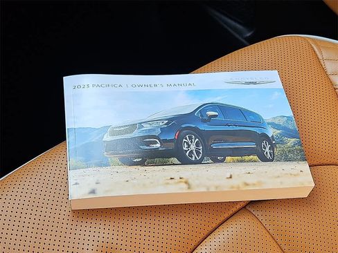 Used 2023 Chrysler Pacifica Pinnacle image 26