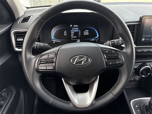 Used 2025 Hyundai Venue SEL image 11