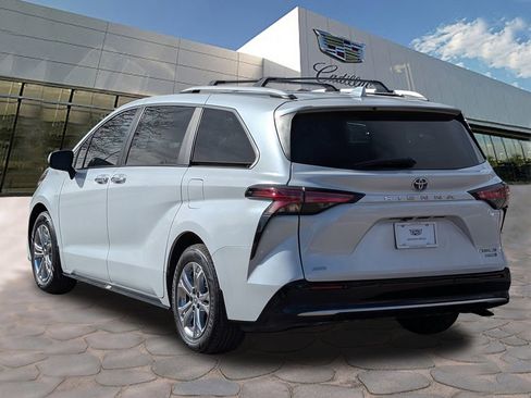 Used 2023 Toyota Sienna Platinum image 4