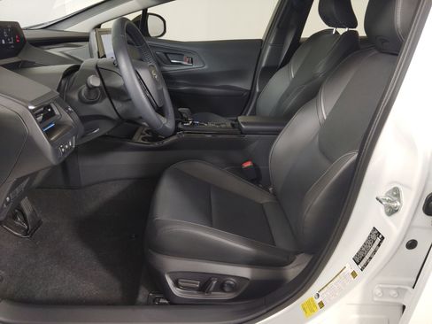Used 2025 Toyota Prius XLE image 5