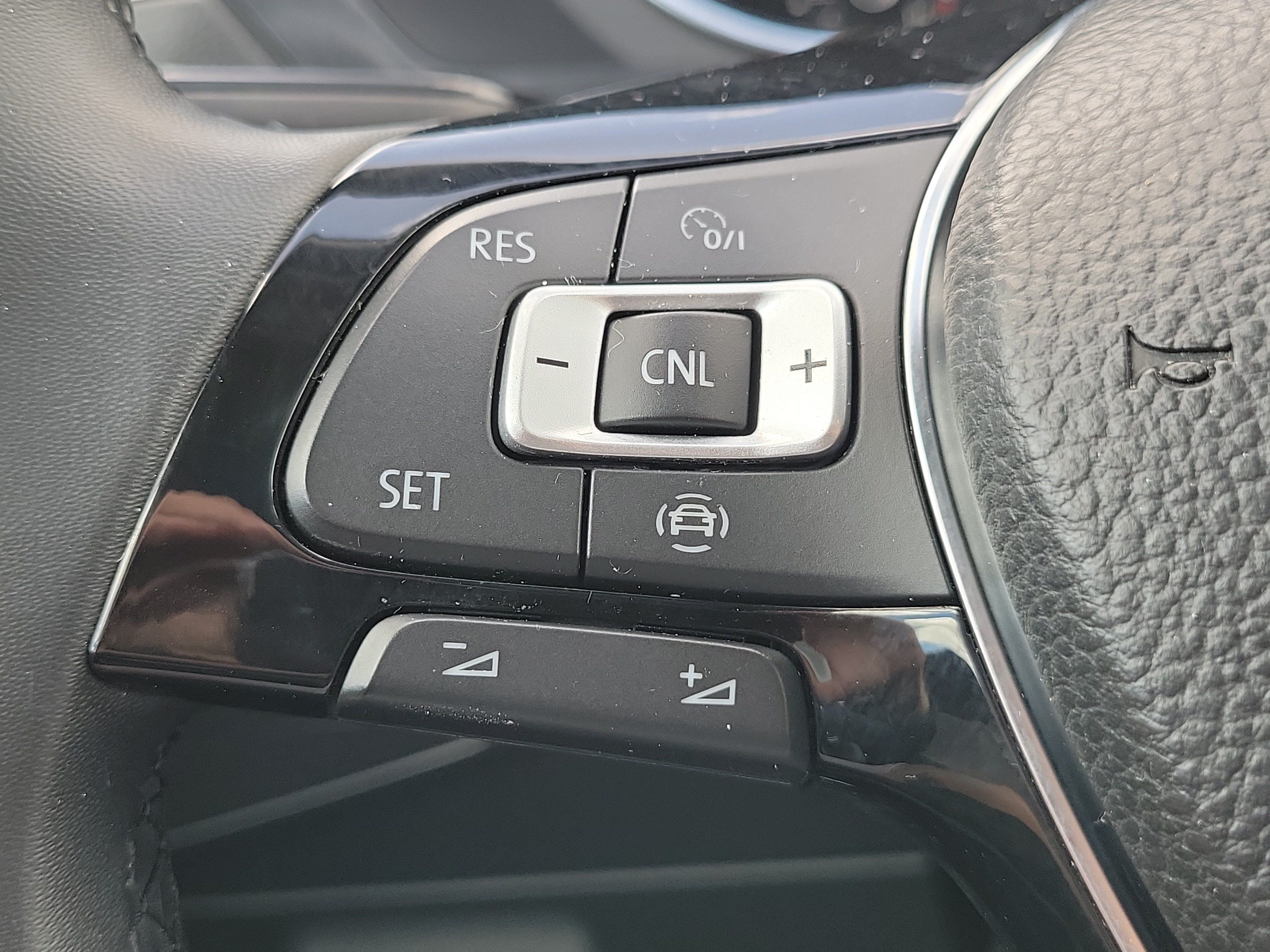 Used 2020 Volkswagen Tiguan SE w/ Panoramic Sunroof Package FWD image 24