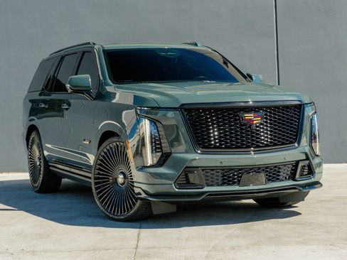 Used 2025 Cadillac Escalade V w/ LPO, ONYX Package AWD/4WD image 5