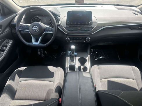 Used 2025 Nissan Altima 2.5 SV FWD image 11