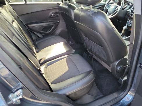 Used 2021 Chevrolet Trax LT w/ LT Convenience Package image 18