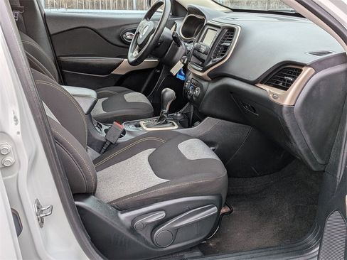 Used 2017 Jeep Cherokee Sport image 20