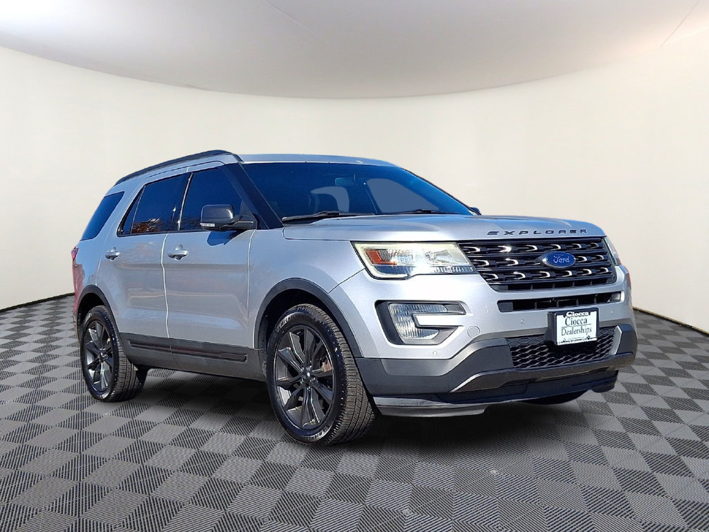 Used 2017 Ford Explorer XLT w/ Equipment Group 202A AWD/4WD image 1