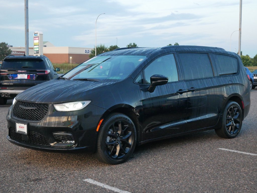 Used 2025 Chrysler Pacifica Limited AWD/4WD image 5