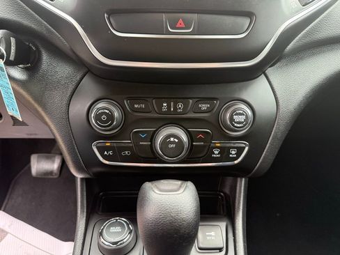 Used 2019 Jeep Cherokee Latitude w/ Popular Appearance Group image 38