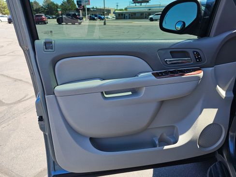 Used 2011 Chevrolet Avalanche LTZ AWD/4WD image 9