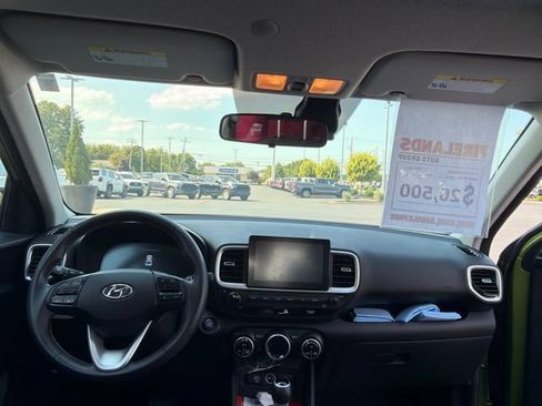 Used 2024 Hyundai Venue SEL FWD image 11