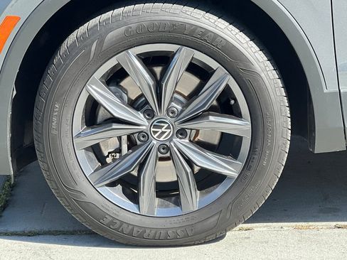 Used 2022 Volkswagen Tiguan SE w/ Panoramic Sunroof Package image 26