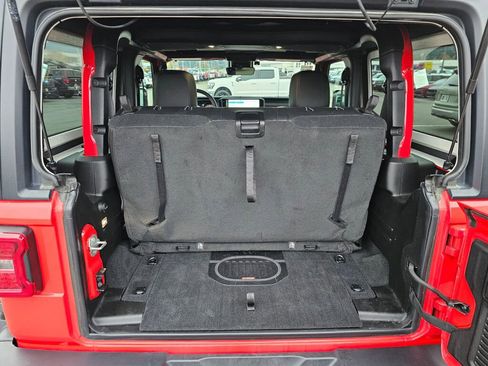 Used 2024 Jeep Wrangler Rubicon w/ Technology Group image 9