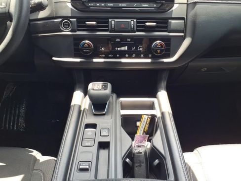 Used 2024 Nissan Pathfinder S FWD image 11