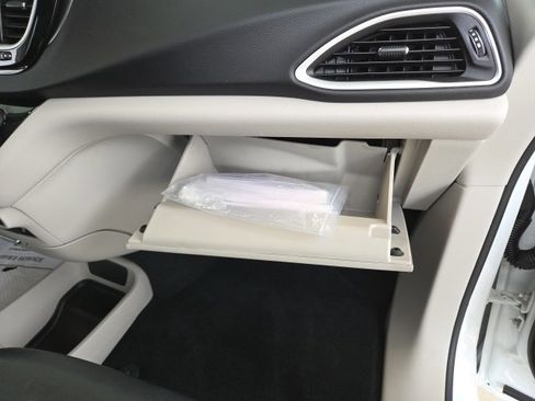 Used 2022 Chrysler Pacifica Touring-L image 44