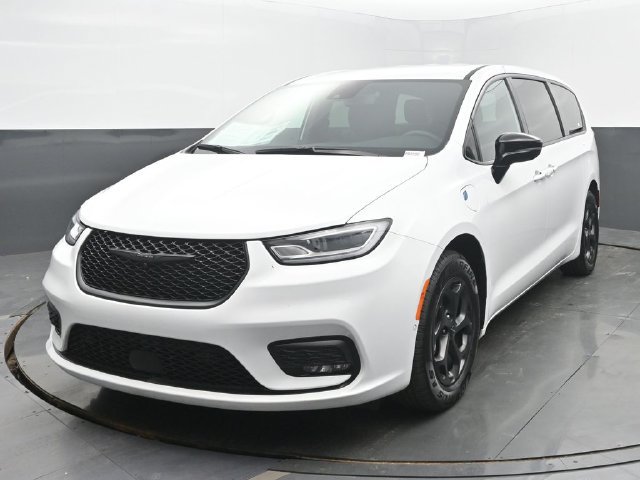 Used 2024 Chrysler Pacifica Limited FWD image 1