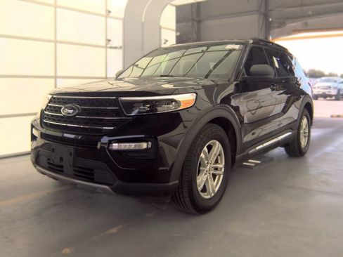 Used 2020 Ford Explorer XLT w/ Equipment Group 202A RWD image 2