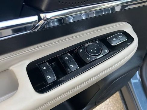 Used 2025 Lincoln Corsair Premiere image 13