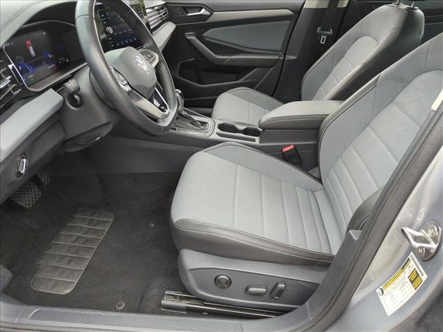 Used 2025 Volkswagen Jetta SE FWD image 16