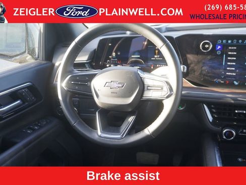 Used 2025 Chevrolet Suburban Z71 image 16