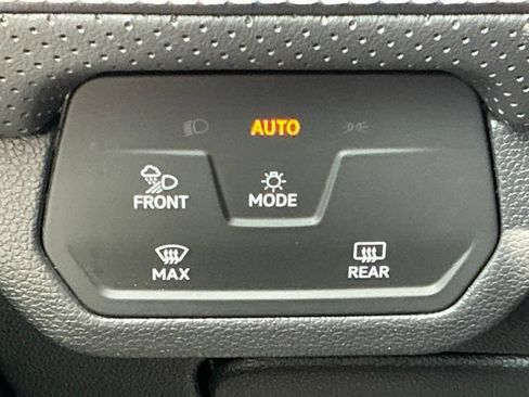 Used 2025 Volkswagen Atlas SE AWD/4WD image 34