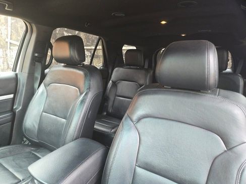 Used 2016 Ford Explorer XLT w/ Equipment Group 202A image 9