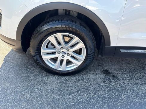 Used 2019 Ford Explorer XLT w/ Equipment Group 202A AWD/4WD image 11