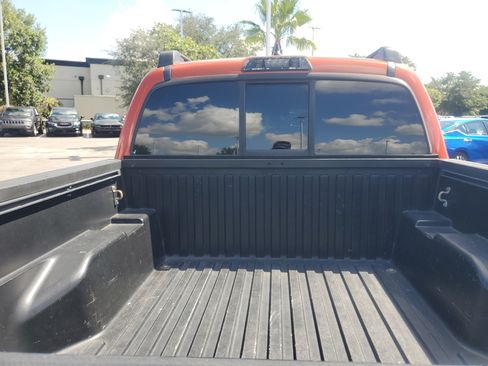 Used 2017 Toyota Tacoma SR5 w/ Tow Package RWD image 8
