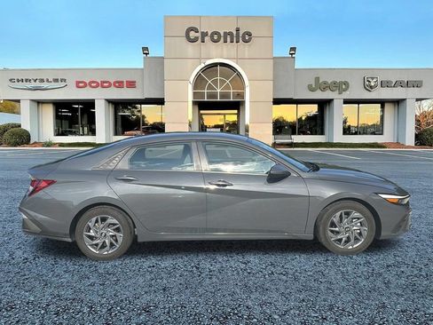 Used 2024 Hyundai Elantra SEL FWD image 2