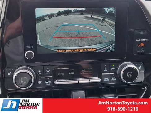 Used 2025 Toyota Highlander XLE AWD/4WD image 18