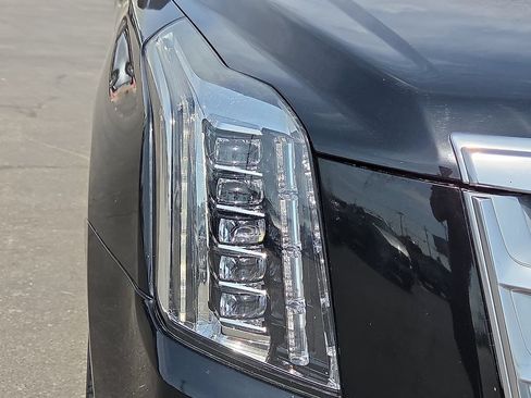 Used 2020 Cadillac Escalade Premium Luxury AWD/4WD image 7
