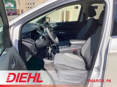 Used 2017 Ford Escape SE w/ Equipment Group 201A AWD/4WD image 9