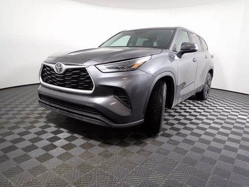 Used 2023 Toyota Highlander L image 2