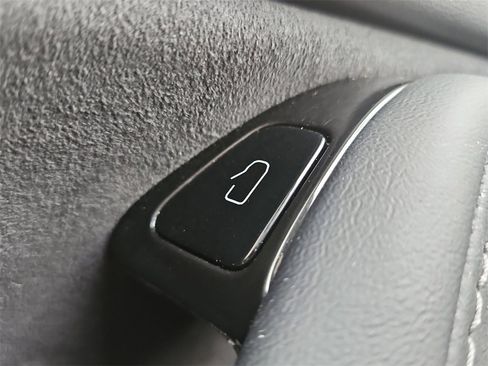 Used 2020 Tesla Model Y Long Range image 24