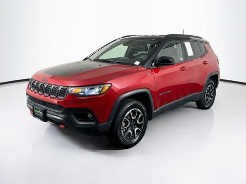 Used 2025 Jeep Compass Trailhawk AWD/4WD image 3