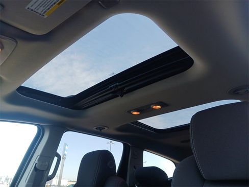 Used 2016 Chevrolet Traverse LT image 23