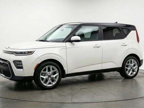 Used 2025 Kia Soul LX w/ LX Technology Package FWD image 3