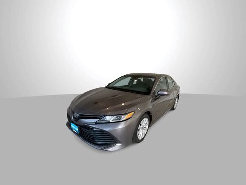 Used 2018 Toyota Camry LE image 4