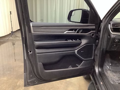 Used 2023 Jeep Wagoneer Series III w/ Preferred Equipment Group image 12