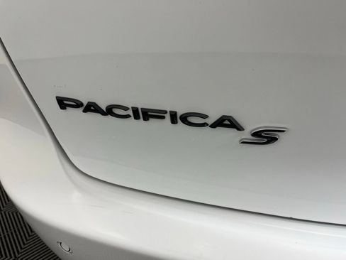 Used 2024 Chrysler Pacifica Limited w/ S Appearance Package FWD image 4