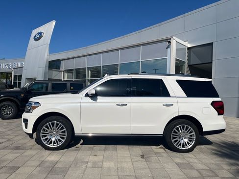 Used 2024 Ford Expedition Limited image 3
