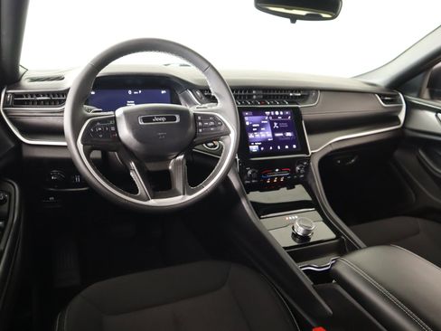 Used 2024 Jeep Grand Cherokee L Laredo image 2