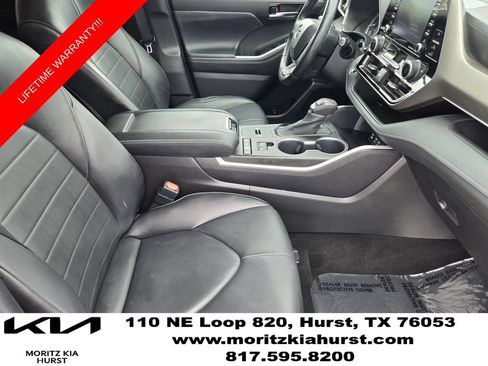 Used 2022 Toyota Highlander XLE FWD image 16