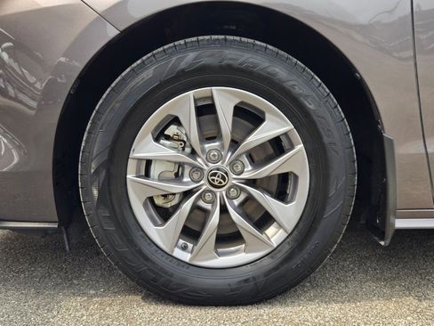 Used 2022 Toyota Sienna XLE FWD image 29