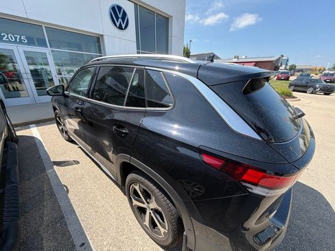 Used 2025 Volkswagen Tiguan SE w/ Panoramic Sunroof Package AWD/4WD image 2