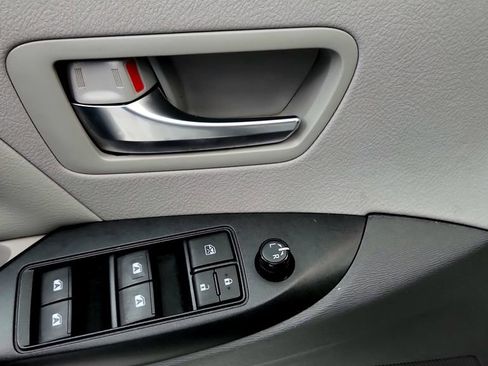 Used 2020 Toyota Sienna LE FWD image 25