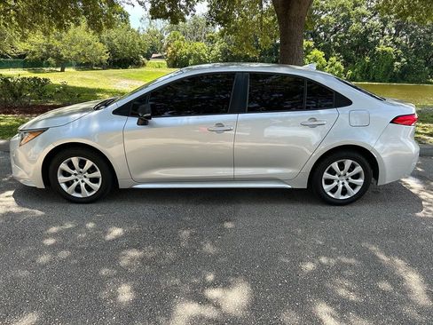 Used 2021 Toyota Corolla LE FWD image 3