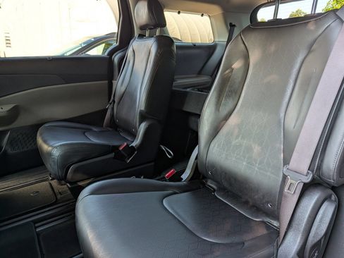 Used 2025 Kia Carnival EX FWD image 19