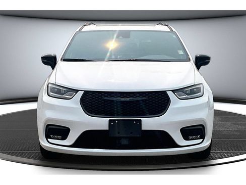 Certified 2025 Chrysler Pacifica Limited FWD image 4