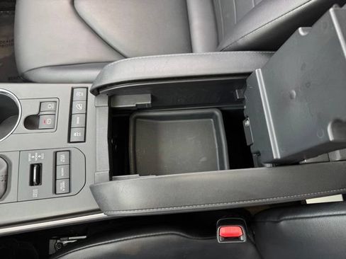 Used 2020 Toyota Highlander XLE AWD/4WD image 24